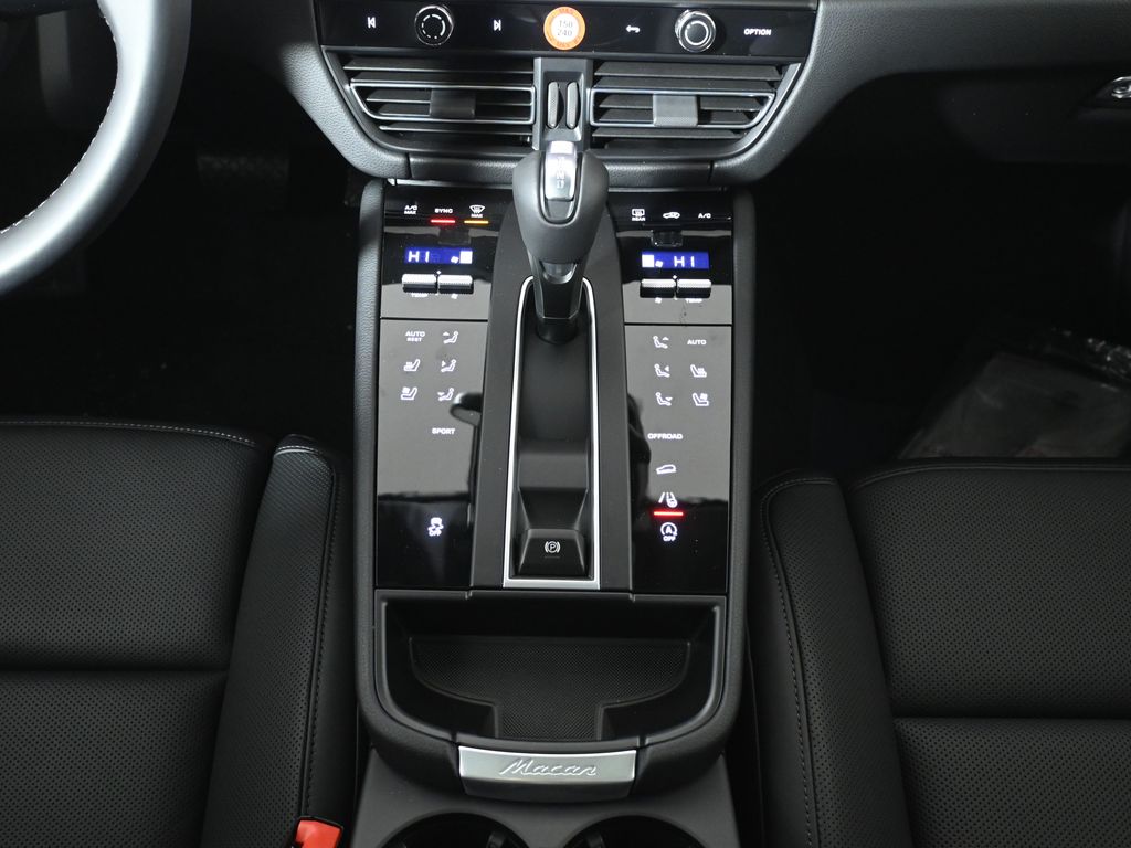 Thumbnail: 2026 Porsche Macan - 24