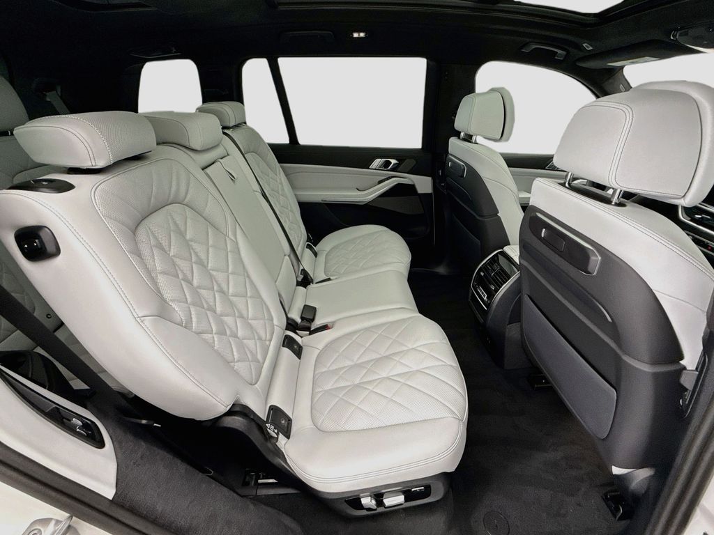 Thumbnail: 2027 BMW X7 - 21