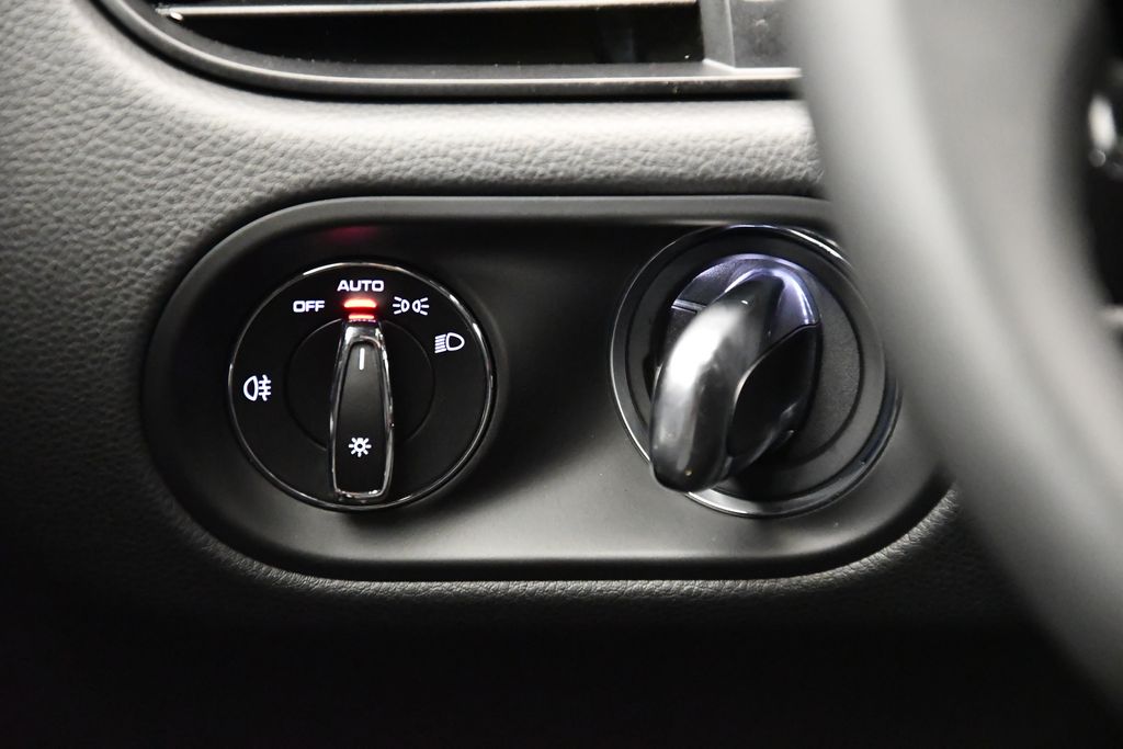 Thumbnail: 2025 Porsche Macan - 21