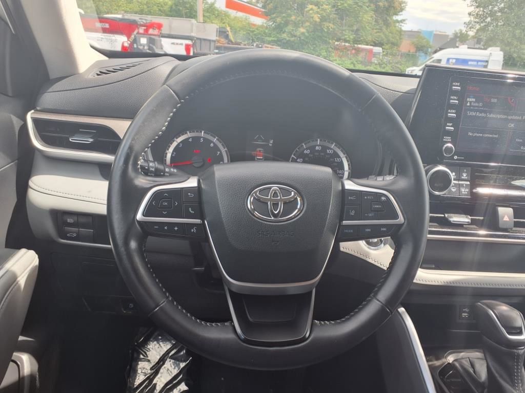 2022 Toyota Highlander LE photo 12