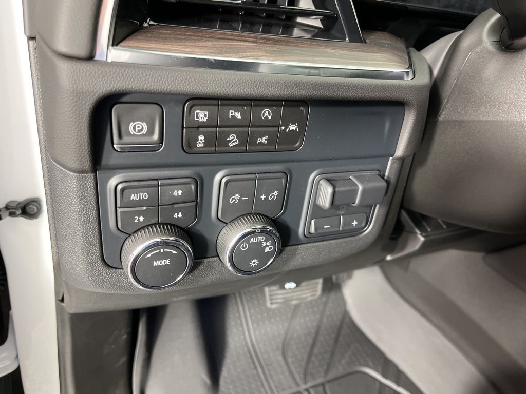 Thumbnail: 2025 Chevrolet Suburban - 27