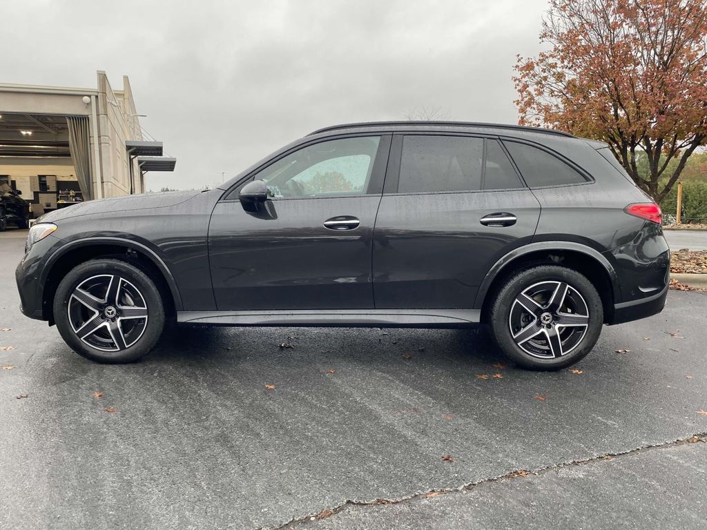 2025 Mercedes-Benz GLC 300 8