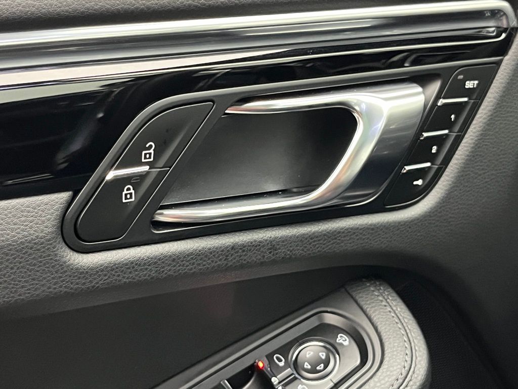 Thumbnail: 2025 Porsche Macan - 26