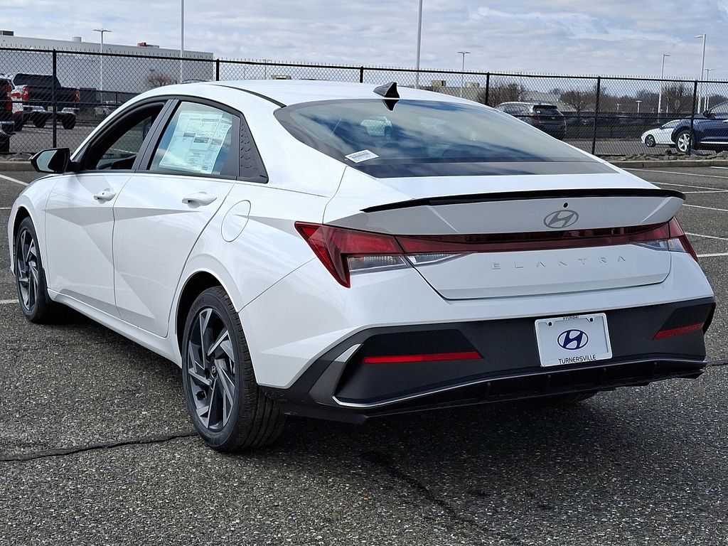 2025 Hyundai Elantra Sport 4