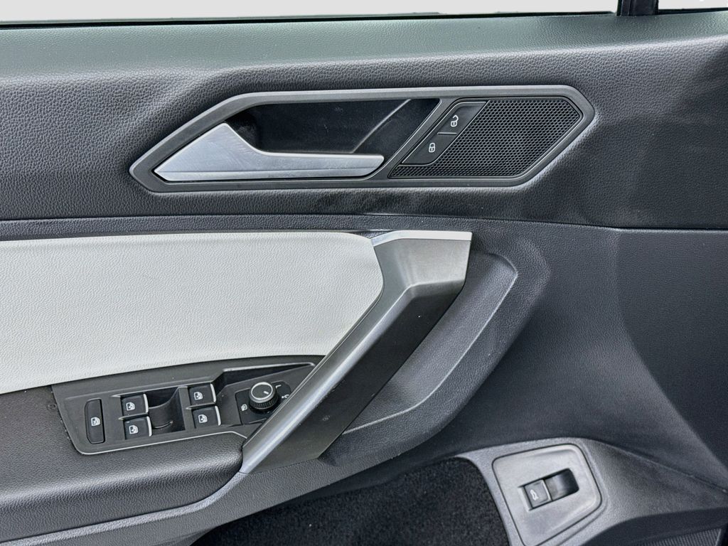 Thumbnail: 2021 Volkswagen Tiguan - 22