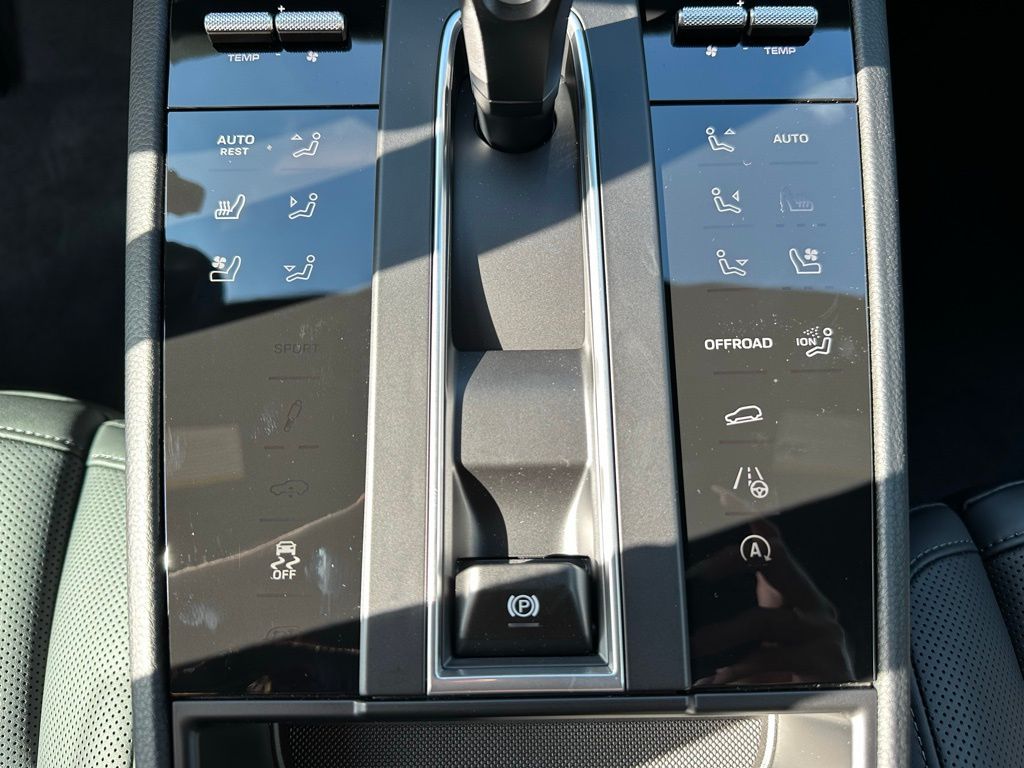 Thumbnail: 2026 Porsche Macan - 25