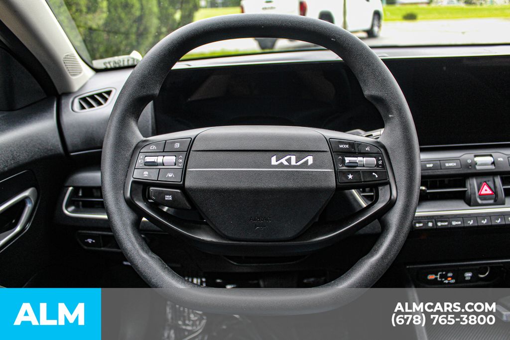 Used 2025 White Kia LXS image 24
