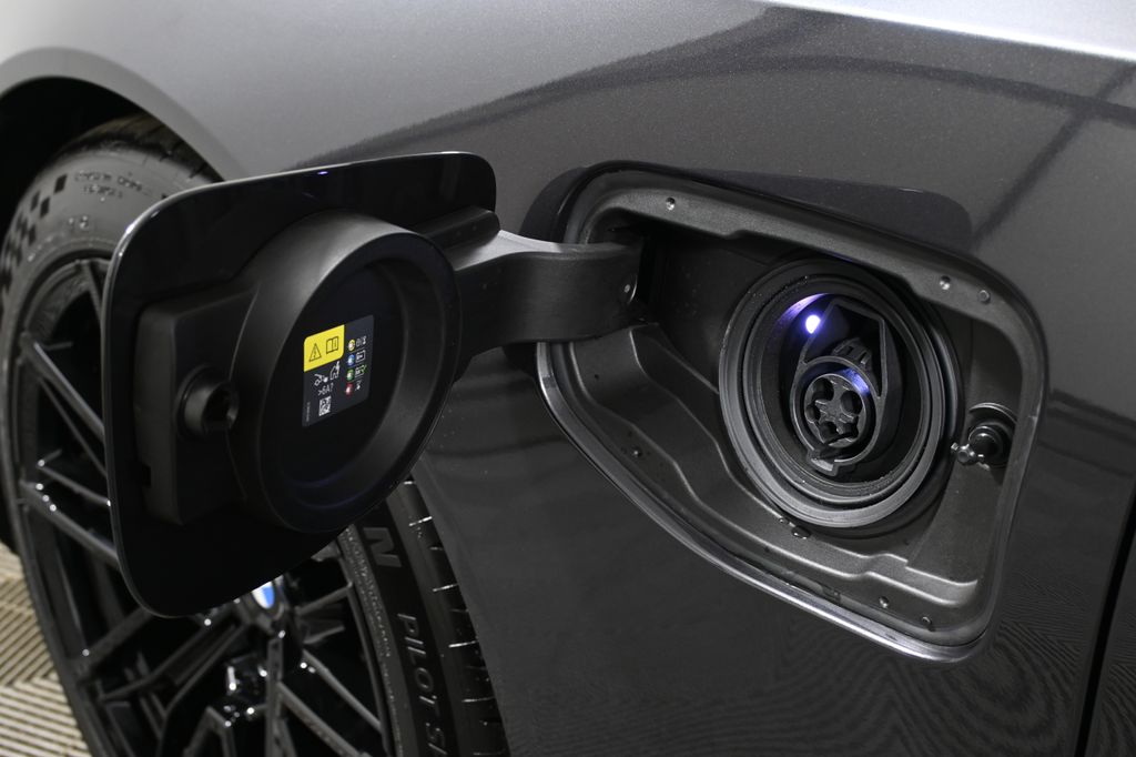 Thumbnail: 2026 BMW M5 - 15