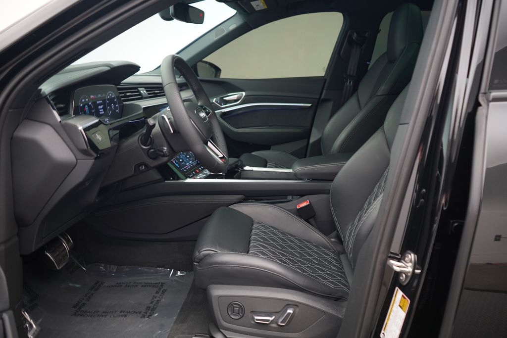 Thumbnail: 2024 Audi SQ8 e-tron - 6