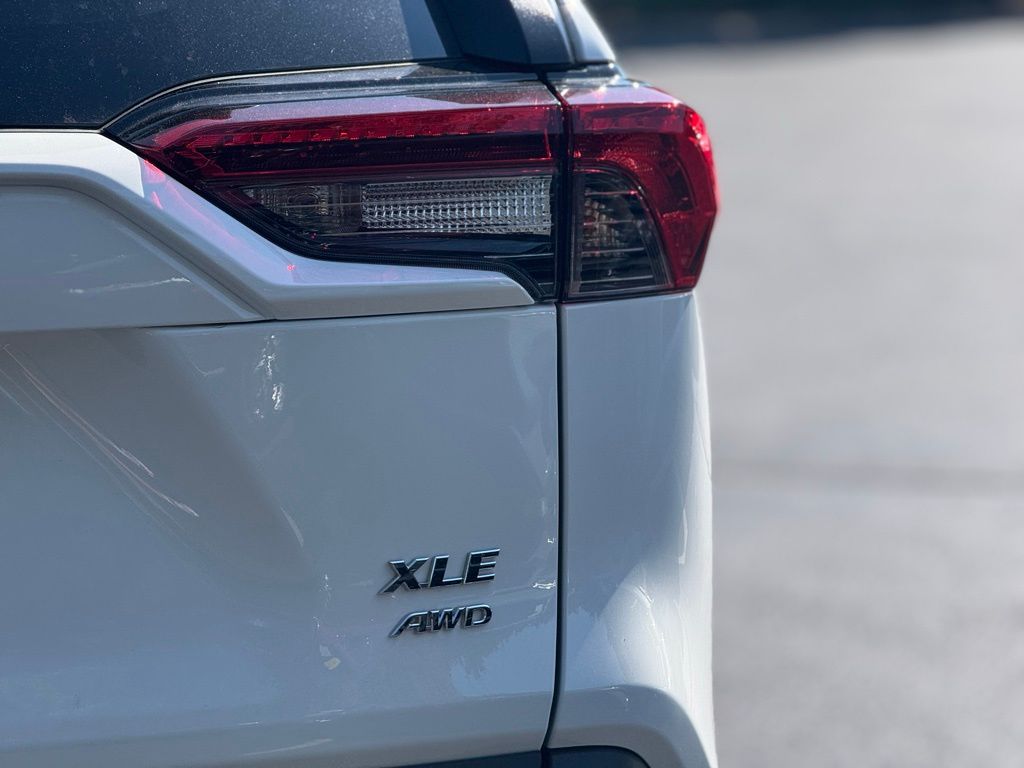 2025 Toyota RAV4 XLE photo 9