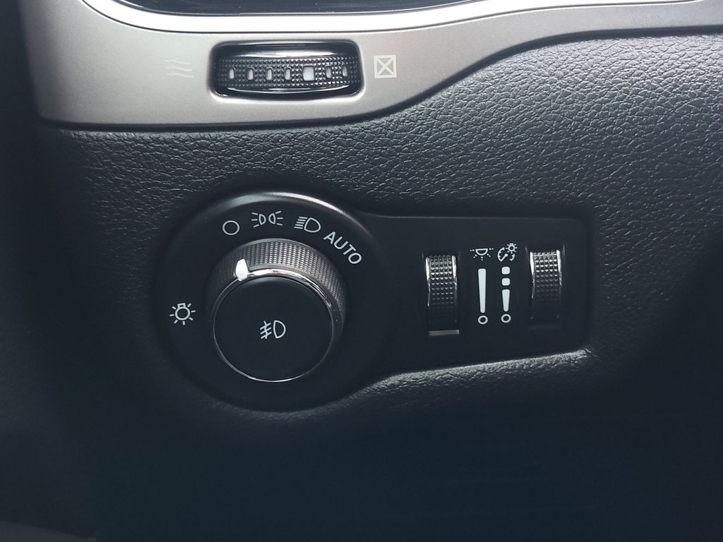 Used Car 2021 Jeep Cherokee  Latitude Lux For Sale Under $20,000 In Austin, Texas