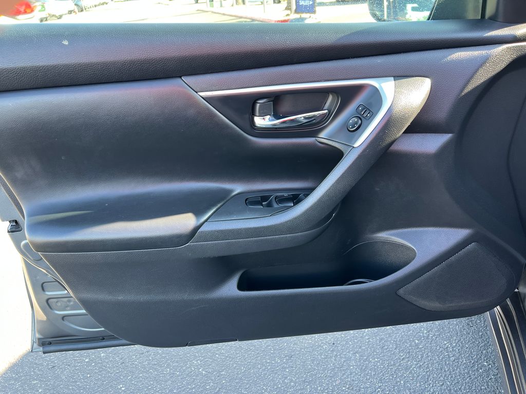 Thumbnail: 2017 Nissan Altima - 11