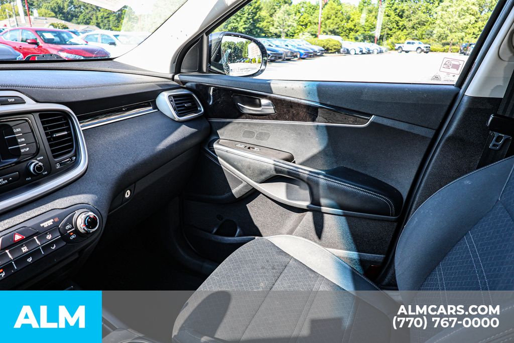 Used 2018 Black Kia L image 42