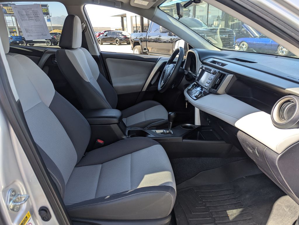 2015 Toyota RAV4 XLE 37