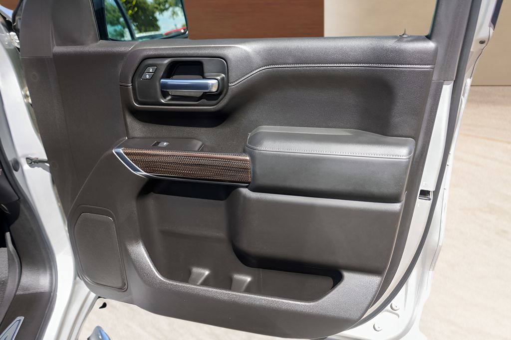 Used 2020 Silver Chevrolet LT image 28