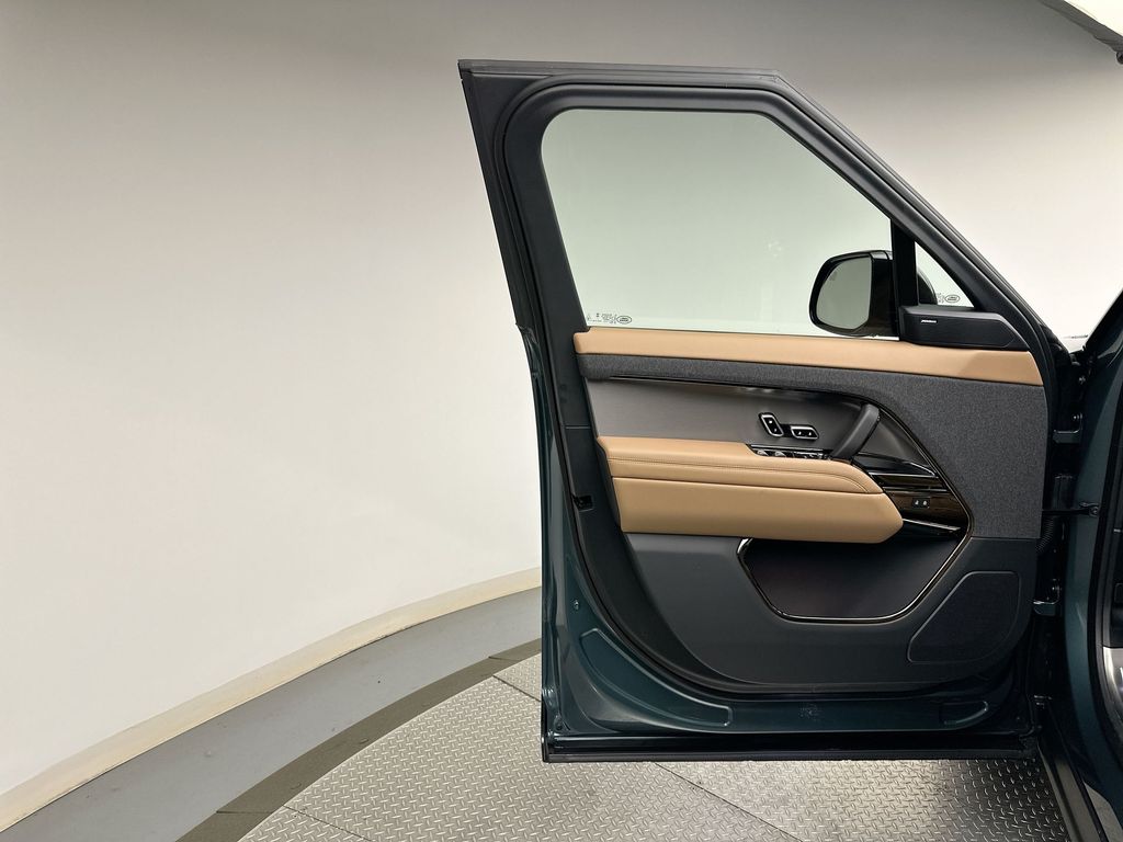 Thumbnail: 2026 Land Rover Range Rover Sport - 9