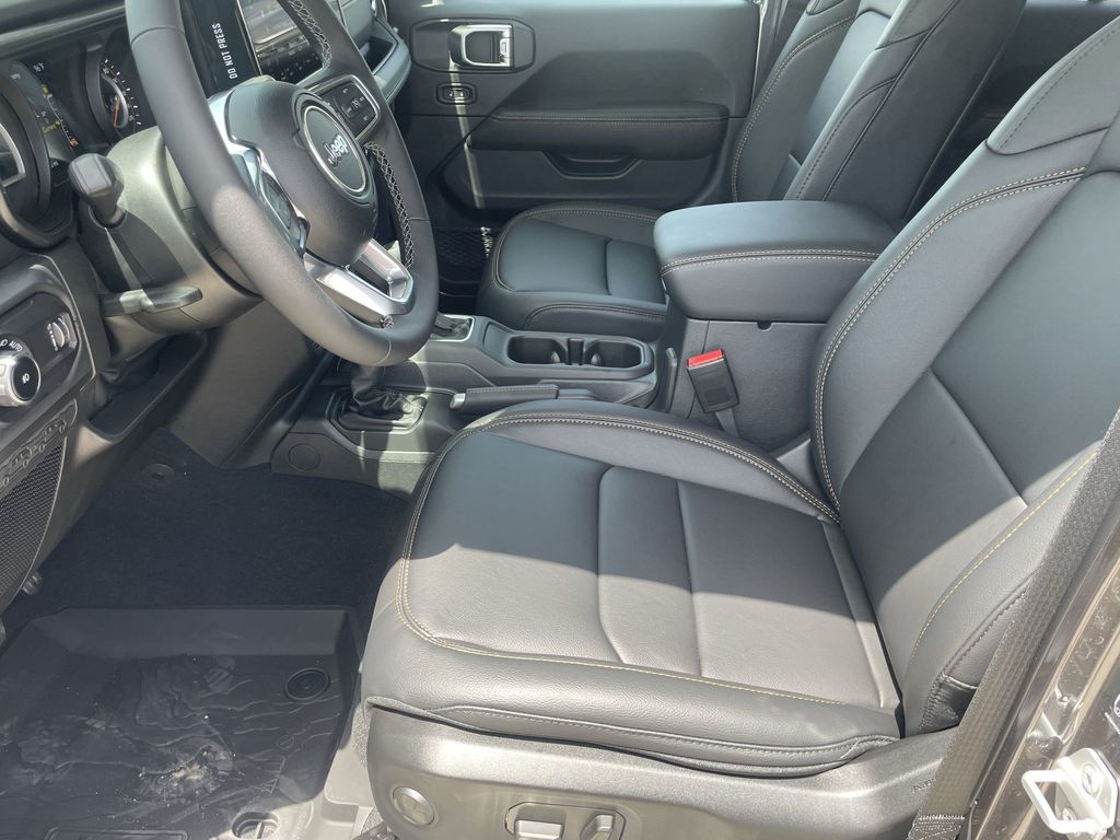 2025 Jeep Wrangler Sahara - 9