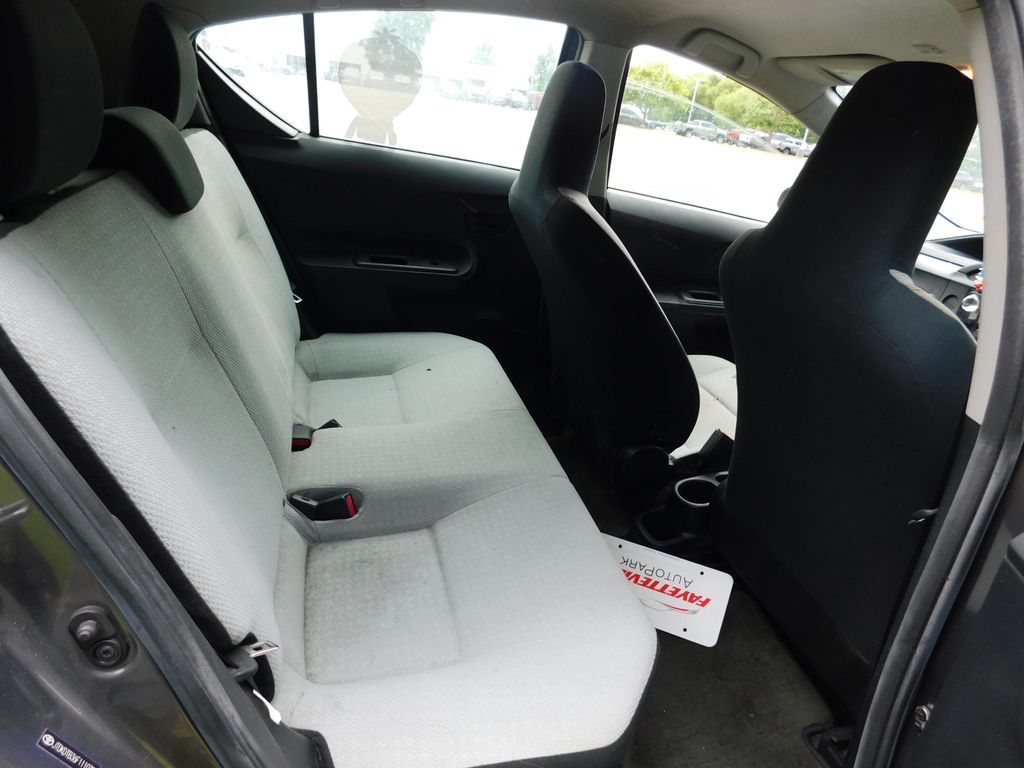 Thumbnail: 2015 Toyota Prius c - 4