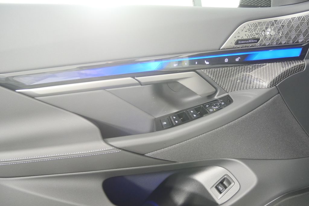 Thumbnail: 2027 BMW M5 - 8