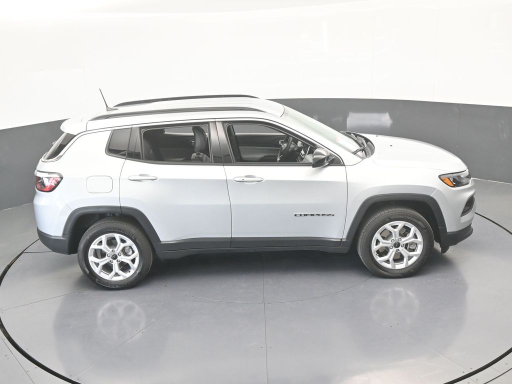 Used 2025 Silver Zynith Metallic Clearcoat Jeep Latitude image 22