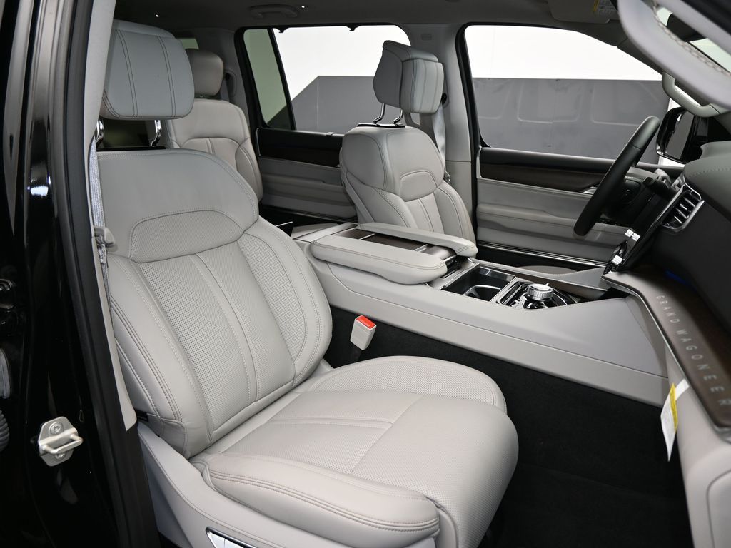 Used 2024 Diamond Black Crystal Pearlcoat Jeep Base image 57