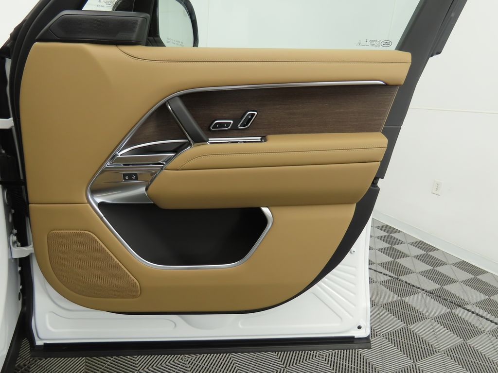 2025 Land Rover Range Rover SE 27