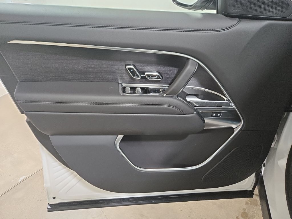 New 2026 White Land Rover P400 SE LWB 7 SEAT image 20