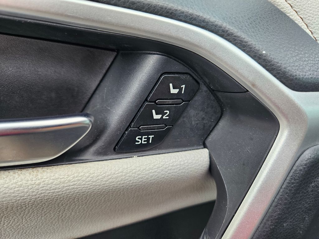 2022 Toyota RAV4 Limited 18