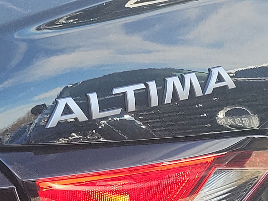 2025 Nissan Altima SR 5