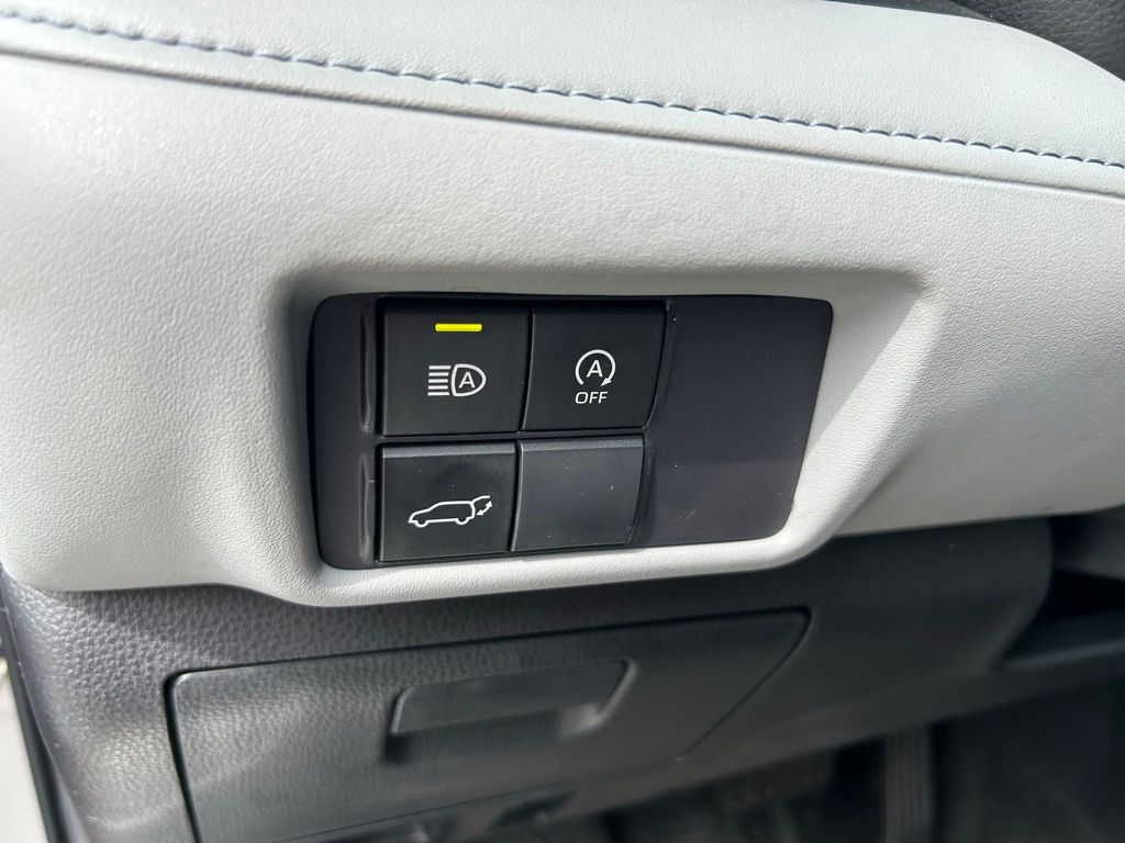 Thumbnail: 2023 Toyota Highlander - 16