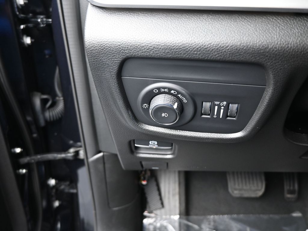 Used 2024 Midnight Sky Jeep Limited image 33