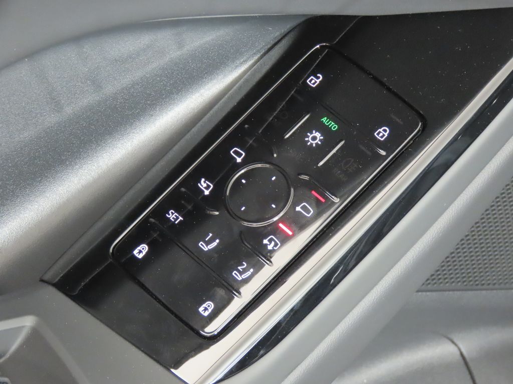 Thumbnail: 2025 Audi Q6 e-tron - 27