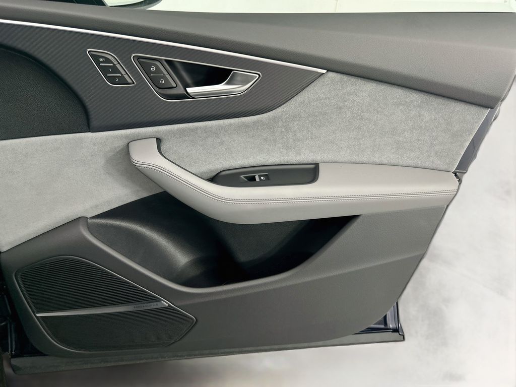 Thumbnail: 2026 Audi SQ8 - 24