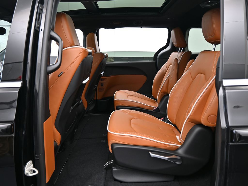 New 2026 Diamond Black Crystal Pearlcoat Chrysler Pinnacle image 33