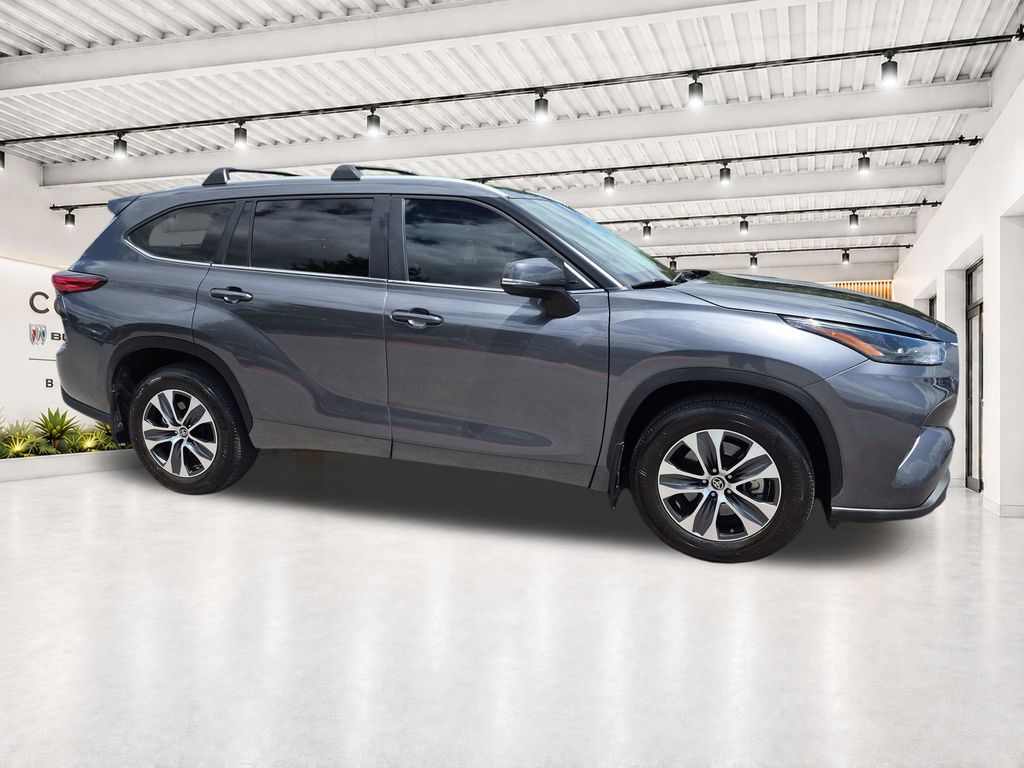 Used Car 2023 Toyota Highlander  Xle For Sale Under $40,000 In Austin, Texas