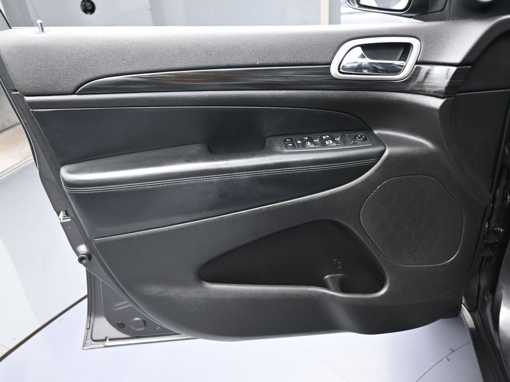 Used 2019 Granite Crystal Metallic Clearcoat Jeep Altitude image 13