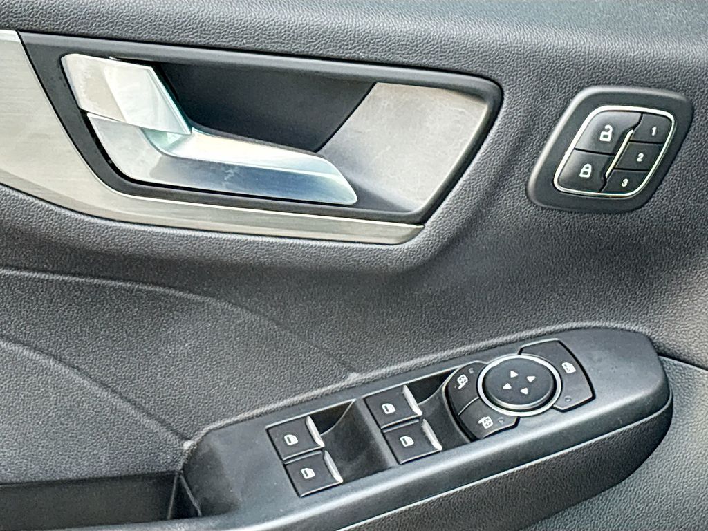 Thumbnail: 2022 Ford Escape - 23