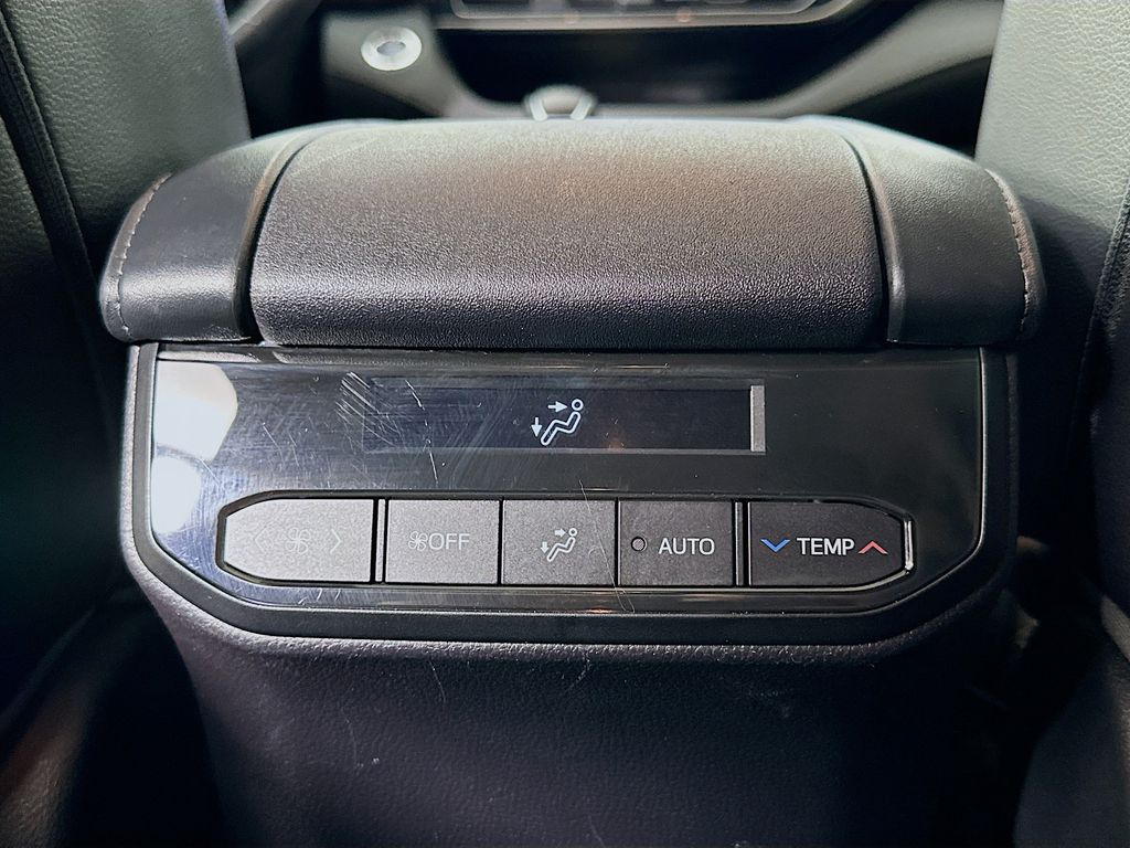 2023 Toyota Highlander XLE 26