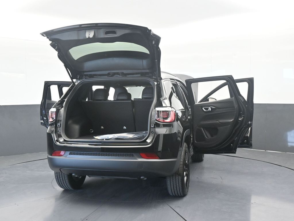 New 2026 Diamond Black Crystal Pearlcoat Jeep Latitude image 72