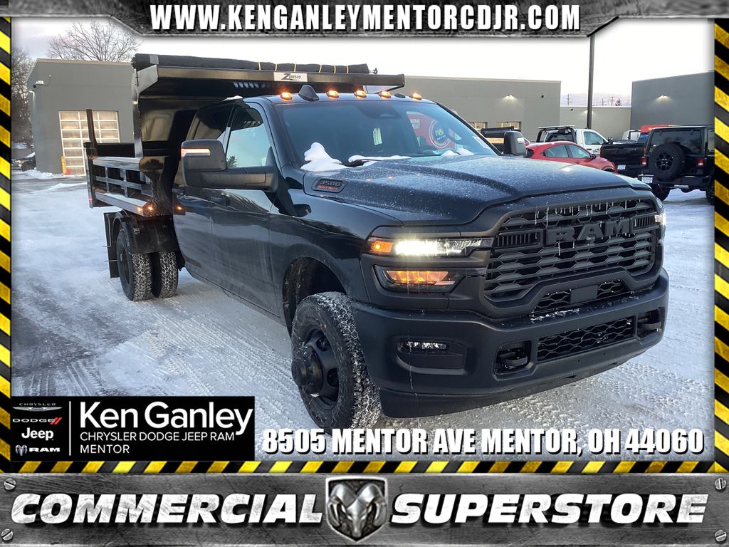 Diamond Black Crystal Pearlcoat 2026 RAM 3500 Chassis Pickup Truck Four-Wheel Drive 8-Speed Automatic