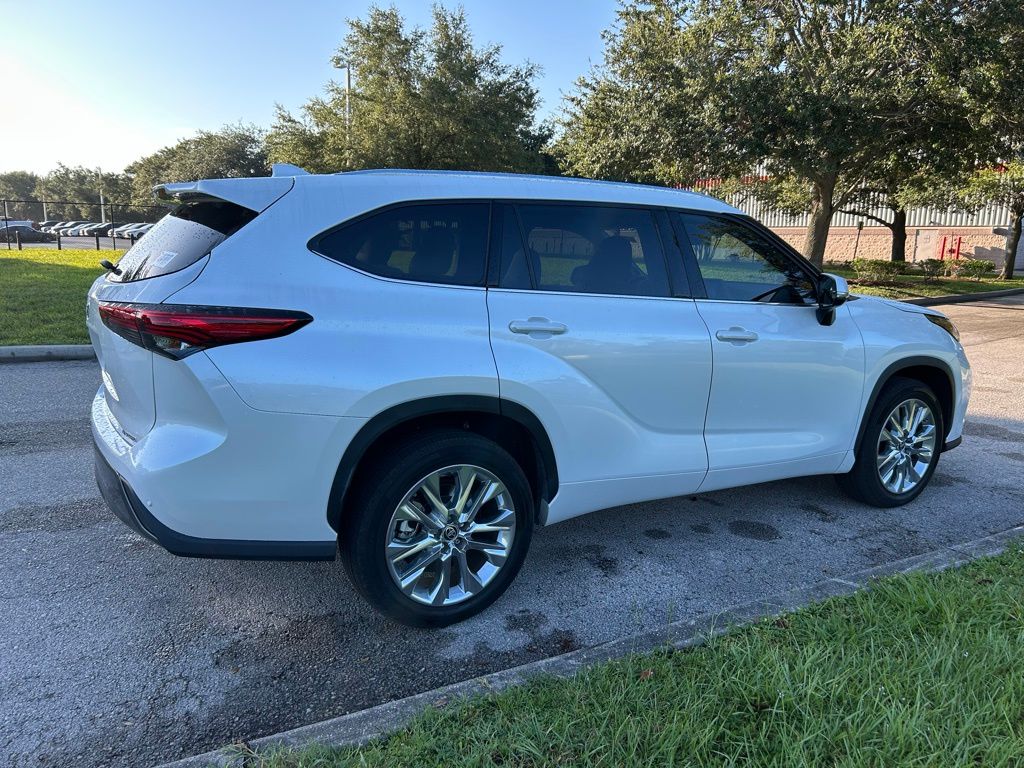 Thumbnail: 2023 Toyota Highlander - 5