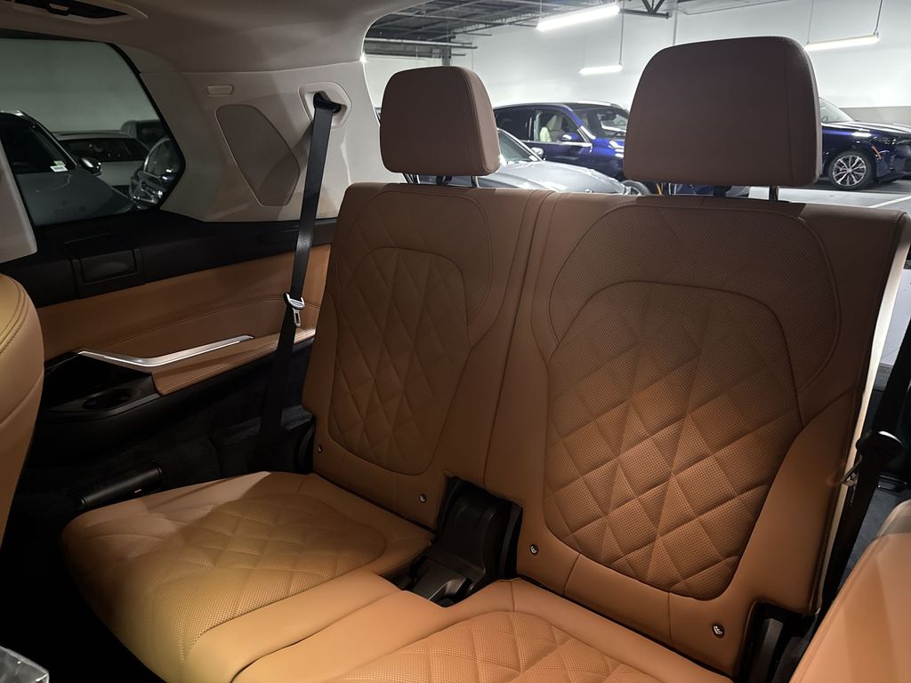 Thumbnail: 2027 BMW X7 - 24