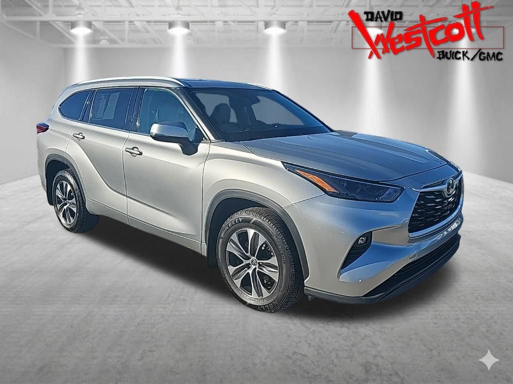 Celestial Silver Metallic 2022 Toyota Highlander XLE AWD SUV / Crossover All-Wheel Drive 8-Speed Automatic