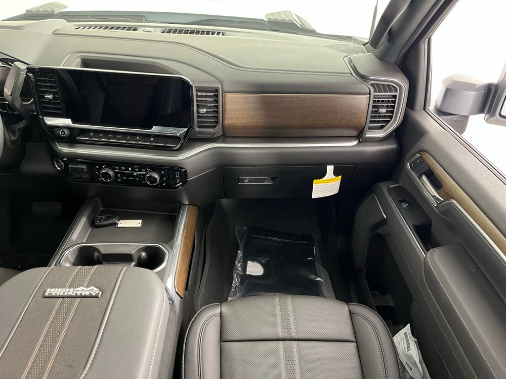 Thumbnail: 2026 Chevrolet Silverado 3500 - 17