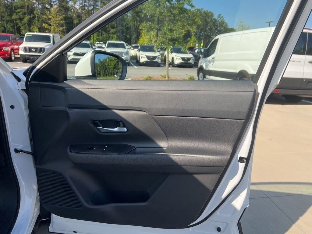 2025 Aspen White Tricoat Nissan Kicks SV FWD SUV