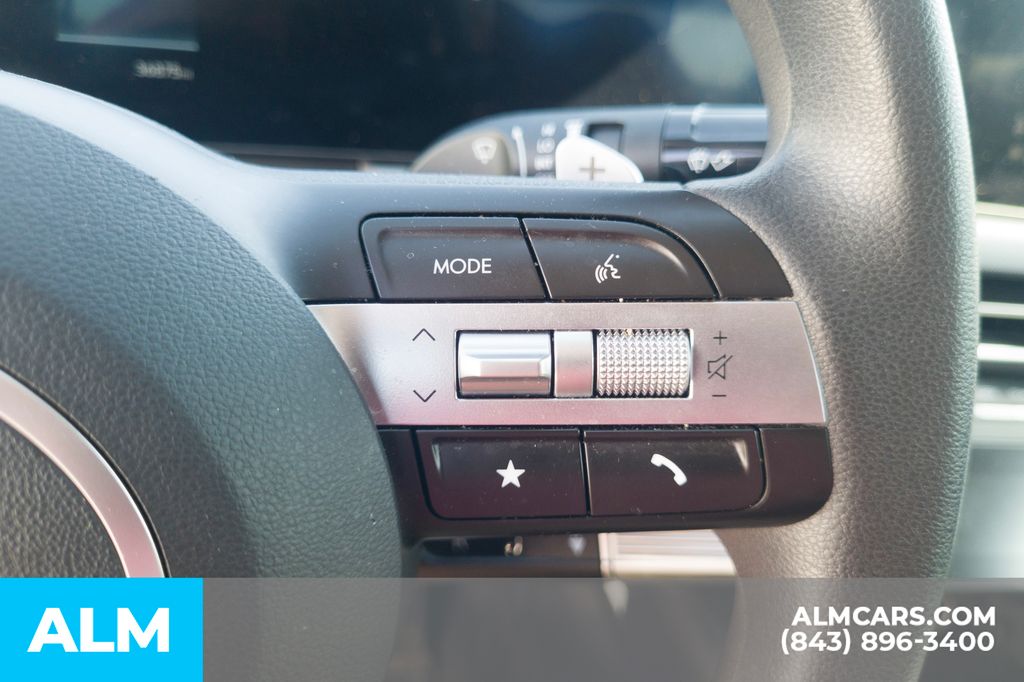 Used 2025 White Hyundai SEL image 10
