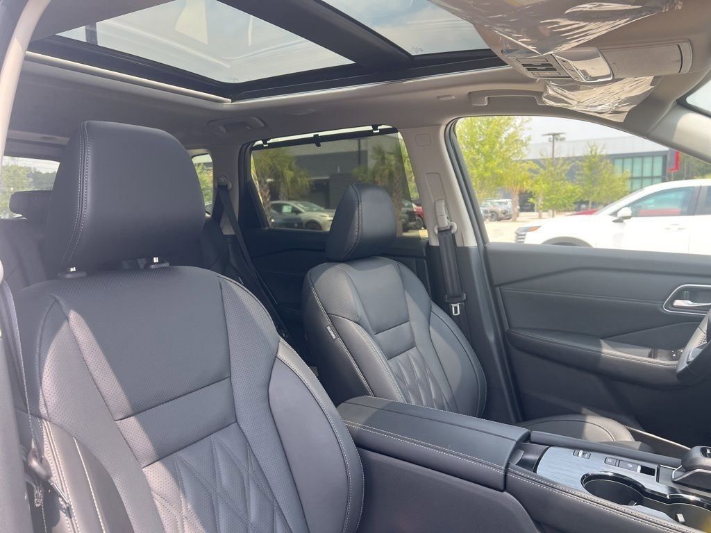 2025 Everest White Pearl/Super Black Nissan Rogue Platinum FWD SUV