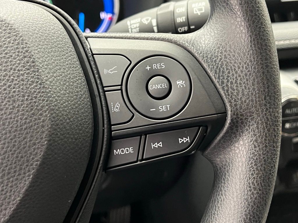 2025 Toyota RAV4 XLE 21