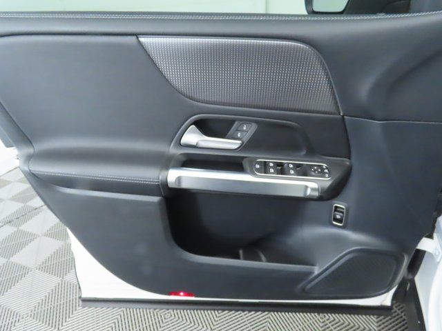 Thumbnail: 2022 Mercedes-Benz GLB - 24