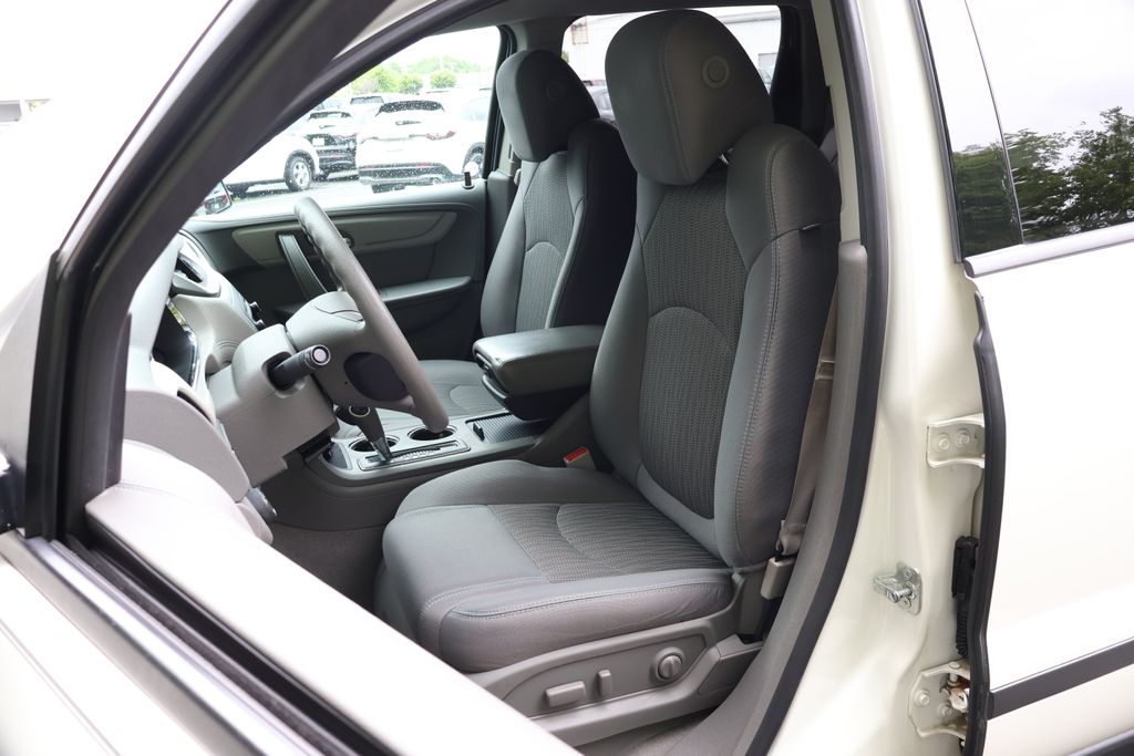 2013 Chevrolet Traverse LS 26